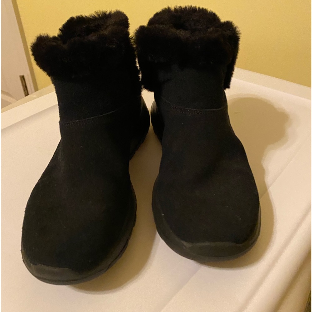 sketchers size 6 furry boots!